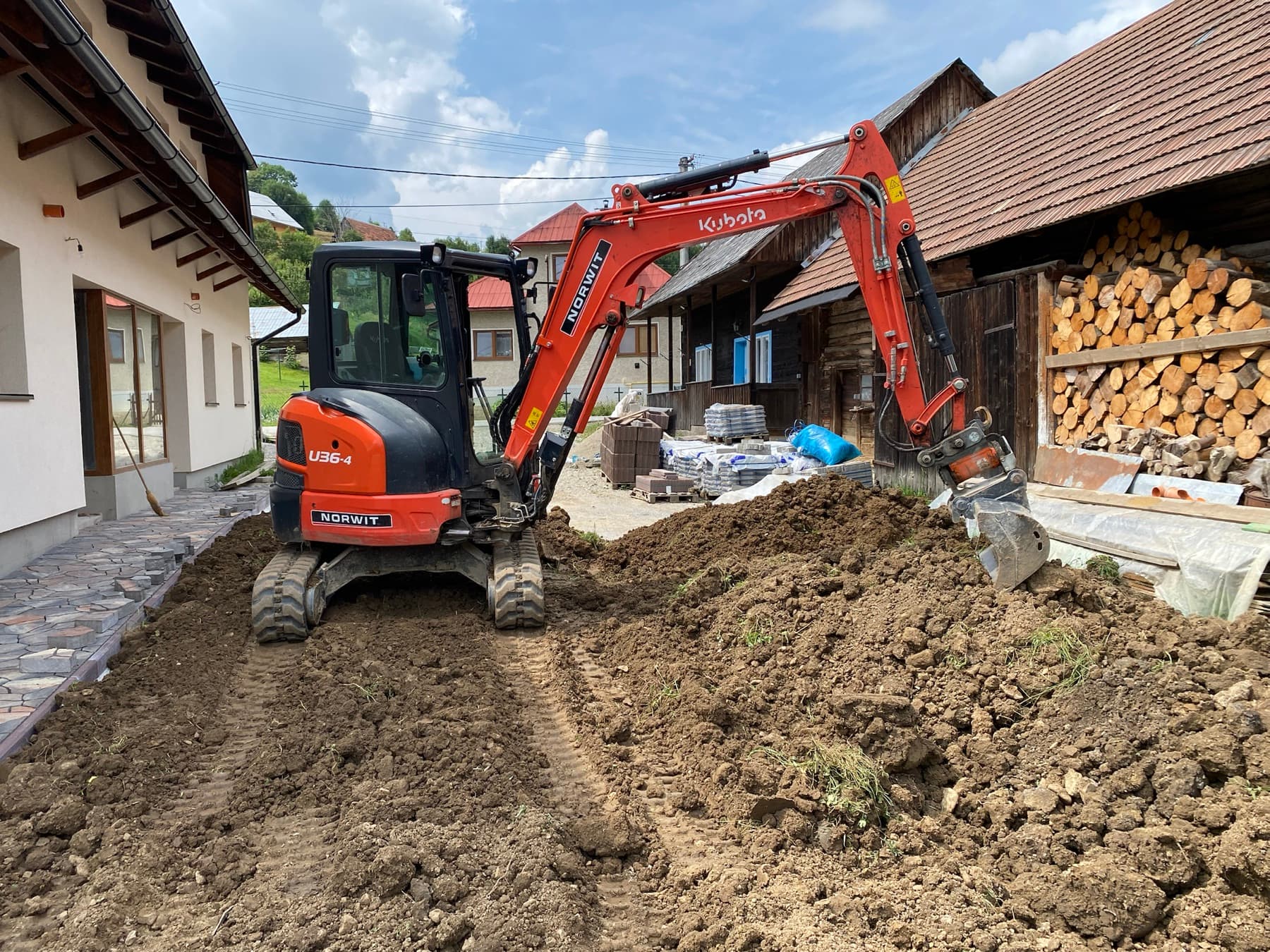 Bager KUBOTA a stavebná technika pri zemných prácach.